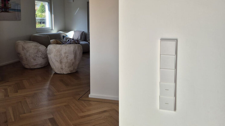 Ein Wohnzimmer mit Sessel im Hintergrund und im Vordergrund sind Schalter
