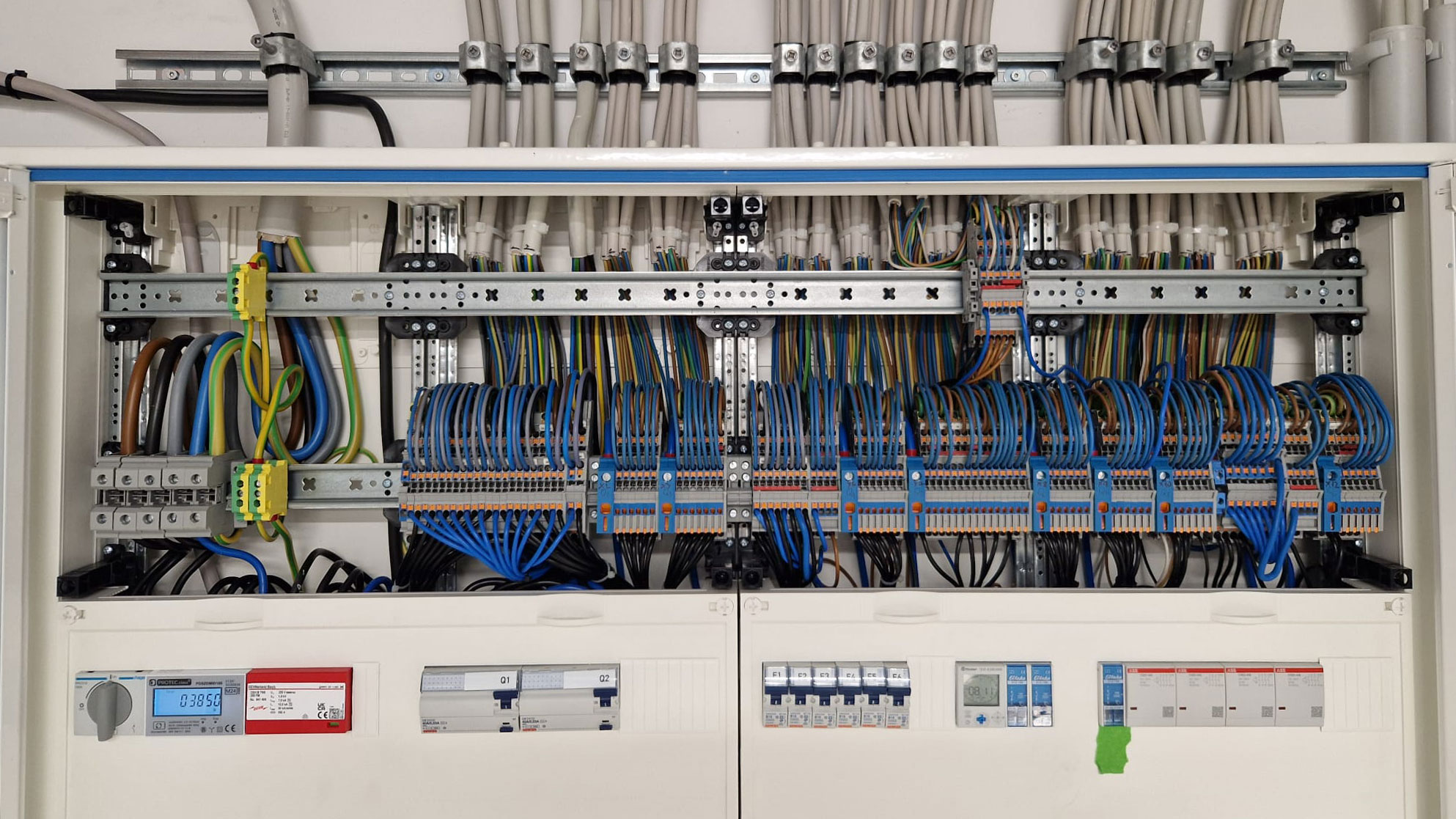 Schalttechnik läuft im Hintergrund.